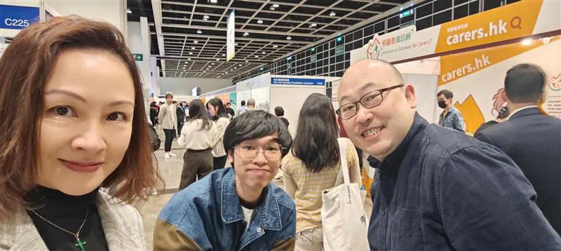 三位访客在 GIES 乐龄科技博览 2025 展览场地合照